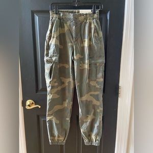American Eagle women’s relaxed mom camo joggers size 2